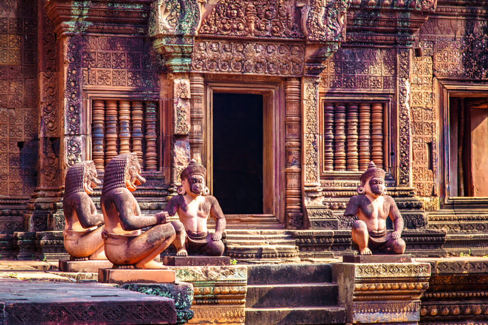 Estatuas en el templo