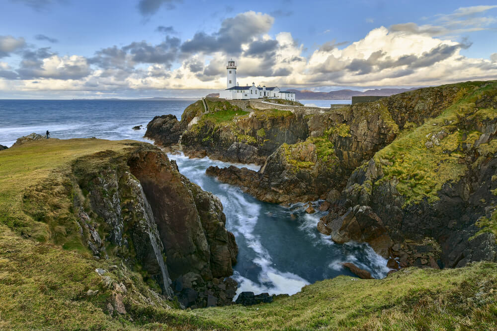 Faro de Fanad Head en la Ruta Costera del Atlántico