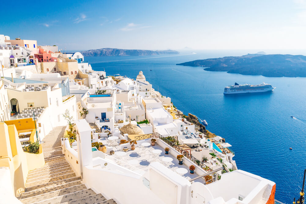 Fira, punto de llegada al viajar a la isla de Santorini