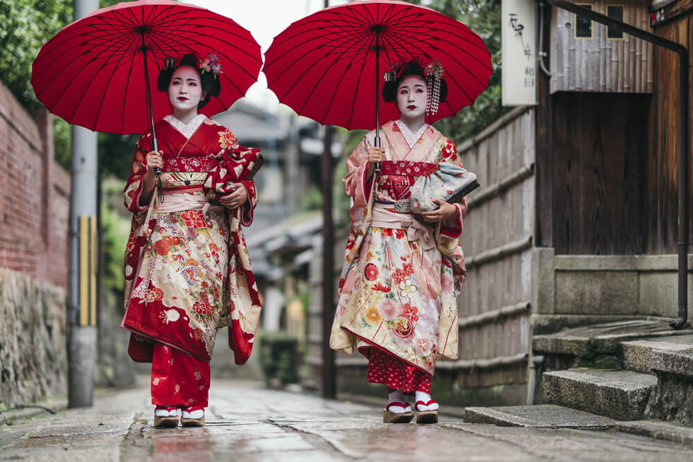 Geishas con el traje tradicional japonés