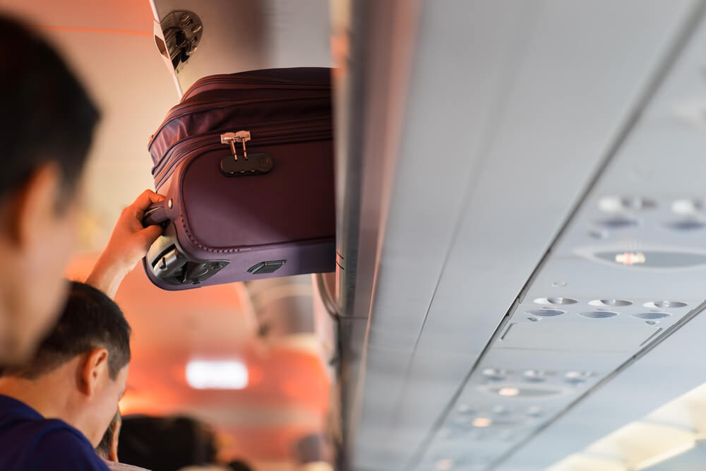 Maleta en un avión