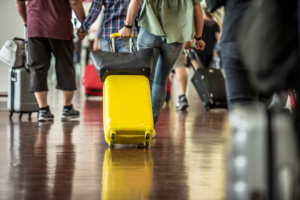 Viajero con una buena maleta de mano