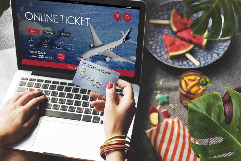 Mujer comprando billetes a través de metabuscadores de vuelos
