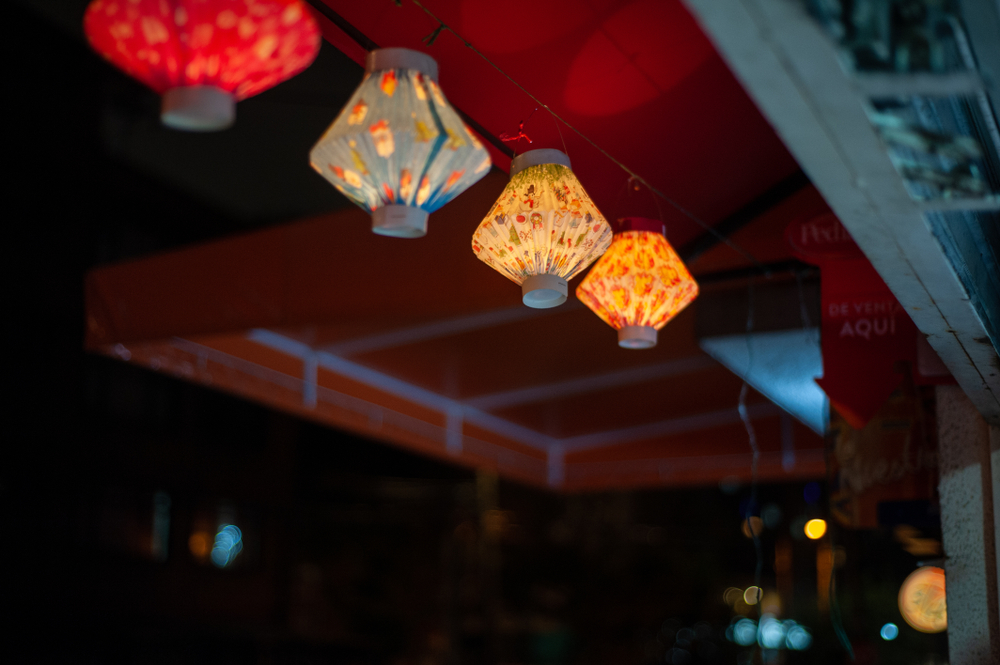 Cindles en la noche de las velitas, una de las tradiciones de Navidad