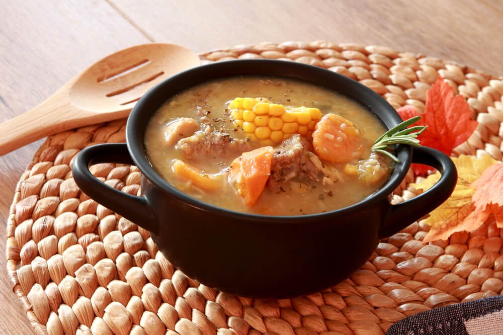 Plato de sancocho típico de la cocina caribeña colombiana
