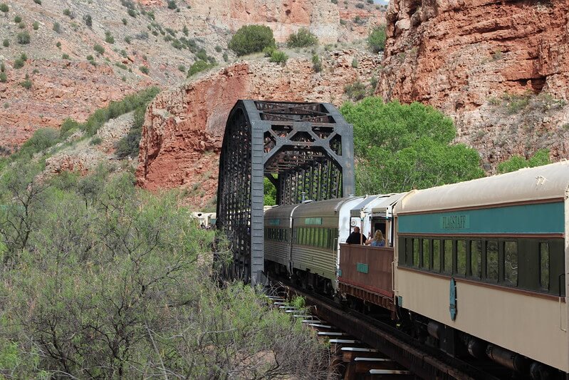 Tren Verde cruzando un puente