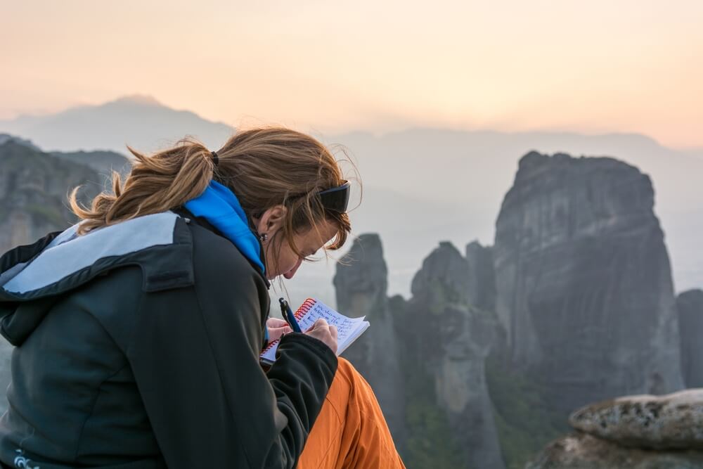 Viajera escribiendo