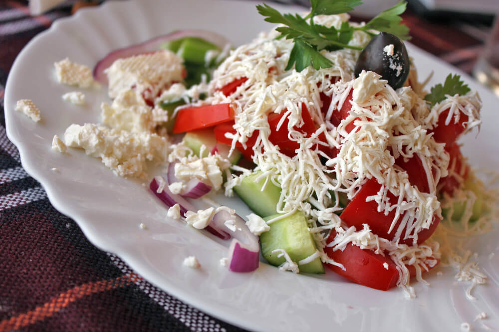 Plato de ensalada búlgara