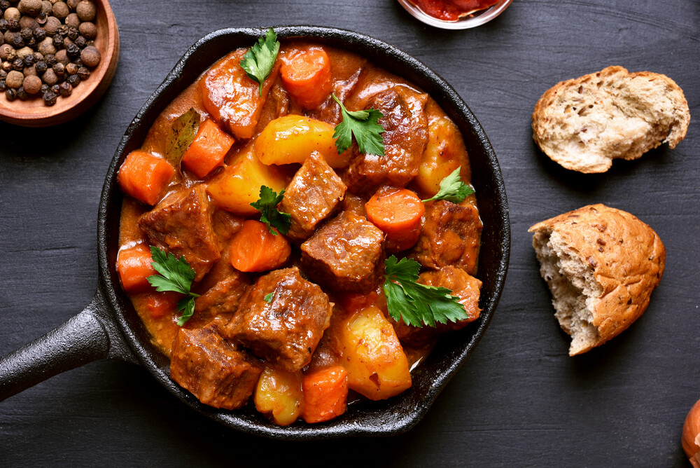 Plato de goulash típico de la cocnina húngara