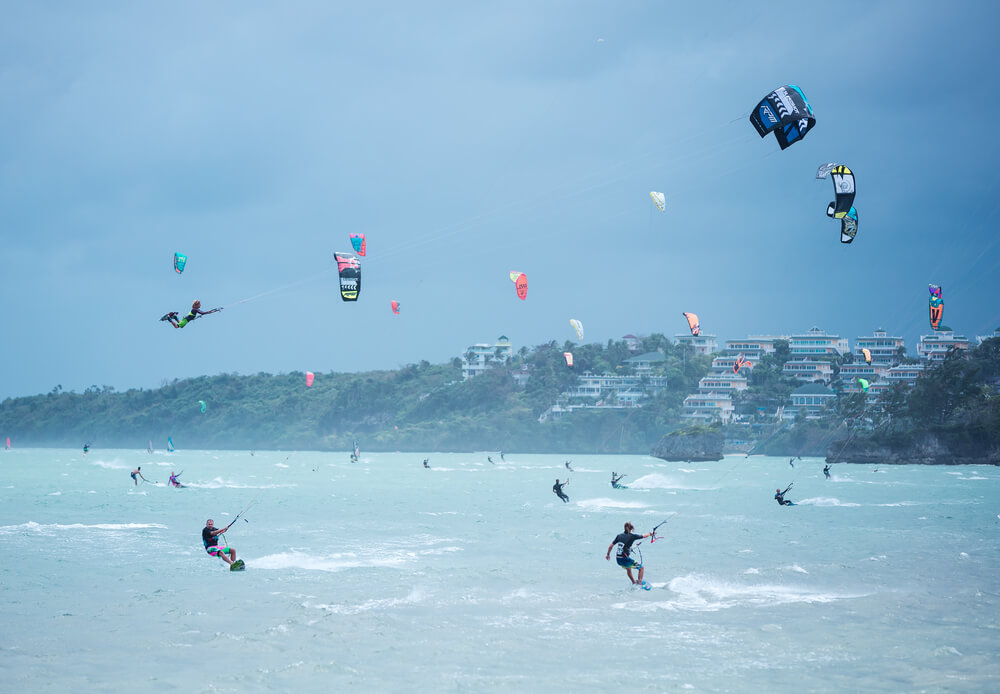 Deportistas en la playa Bulabog