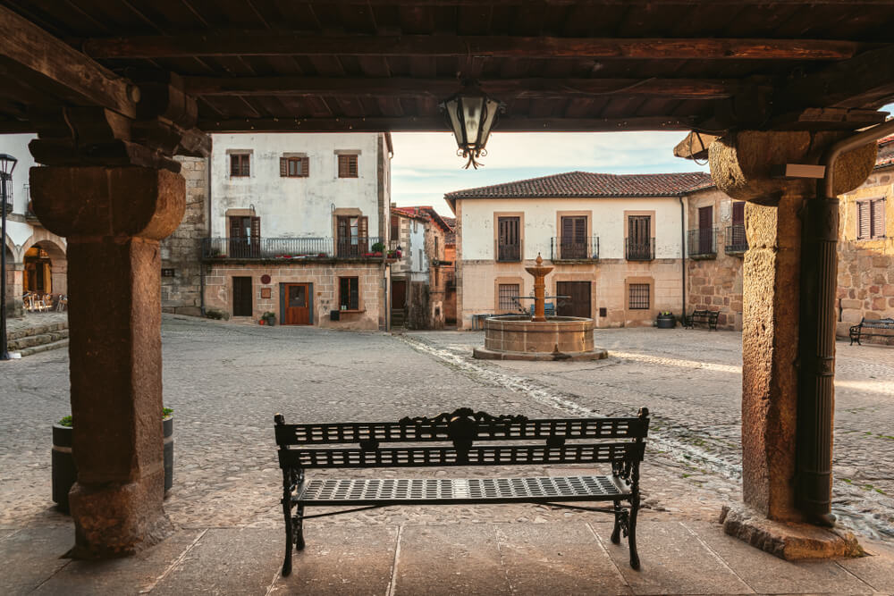Plaza Mayor de San Martín de Trevejo