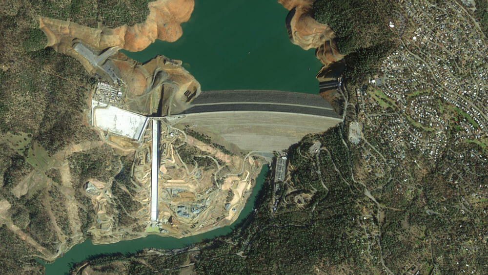 Vista aérea de la presa de Oroville, una de las represas más impresionantes del mundo