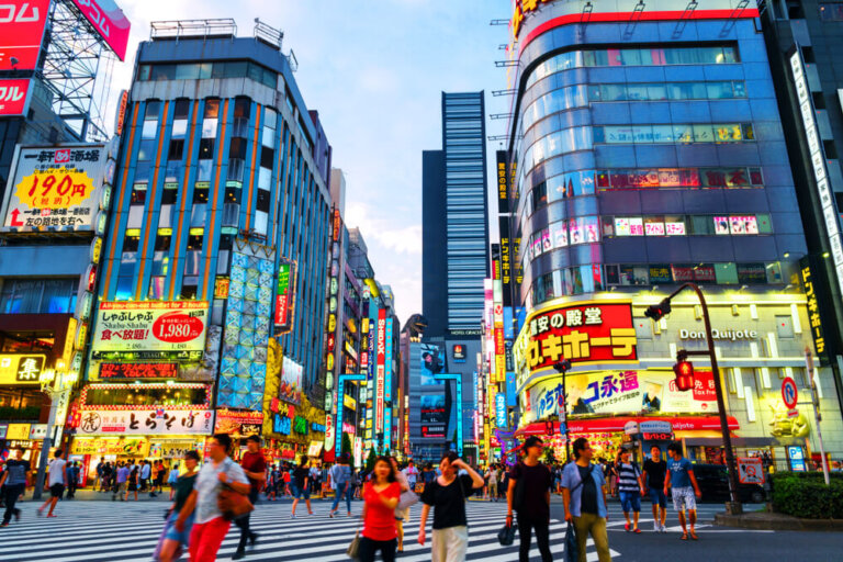 Shinjuku: paseamos por un barrio singular de Tokio