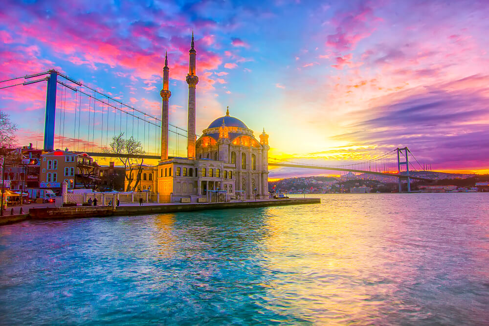 Mezquita Ortakoy y el puente del Bósforo al atardecer