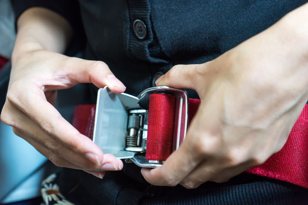 Mujer poniéndose el cinturón