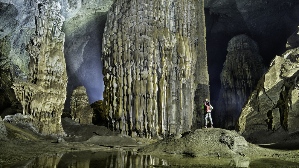 Formaciones de estalactitas y estalagmitas en la cueva