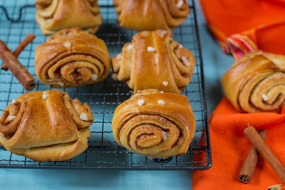 Fuente de korvapuusti, típicos de la gastronomía de Finlandia
