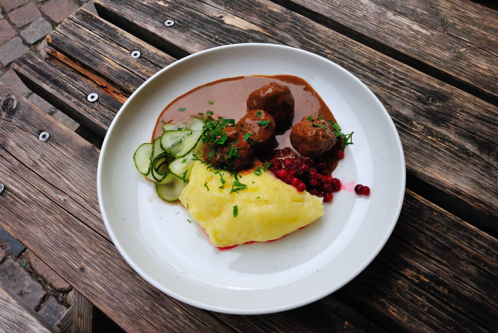 Plato de köttbullar típico de la cocina sueca