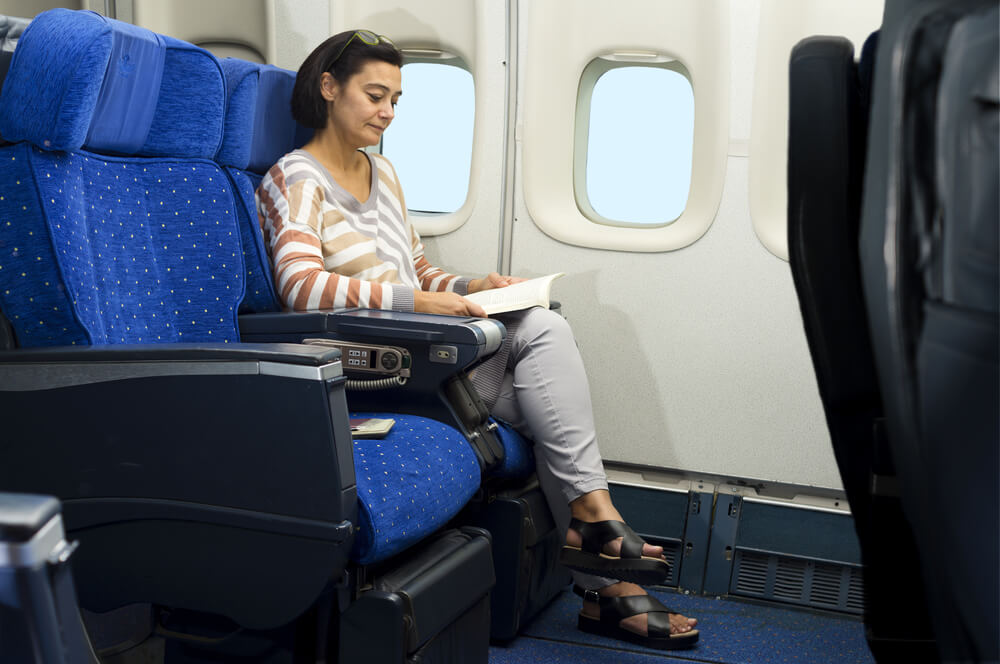 Mujer leyendo en un avión