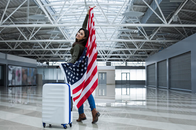 Joven con una bandera de Estados Unidos