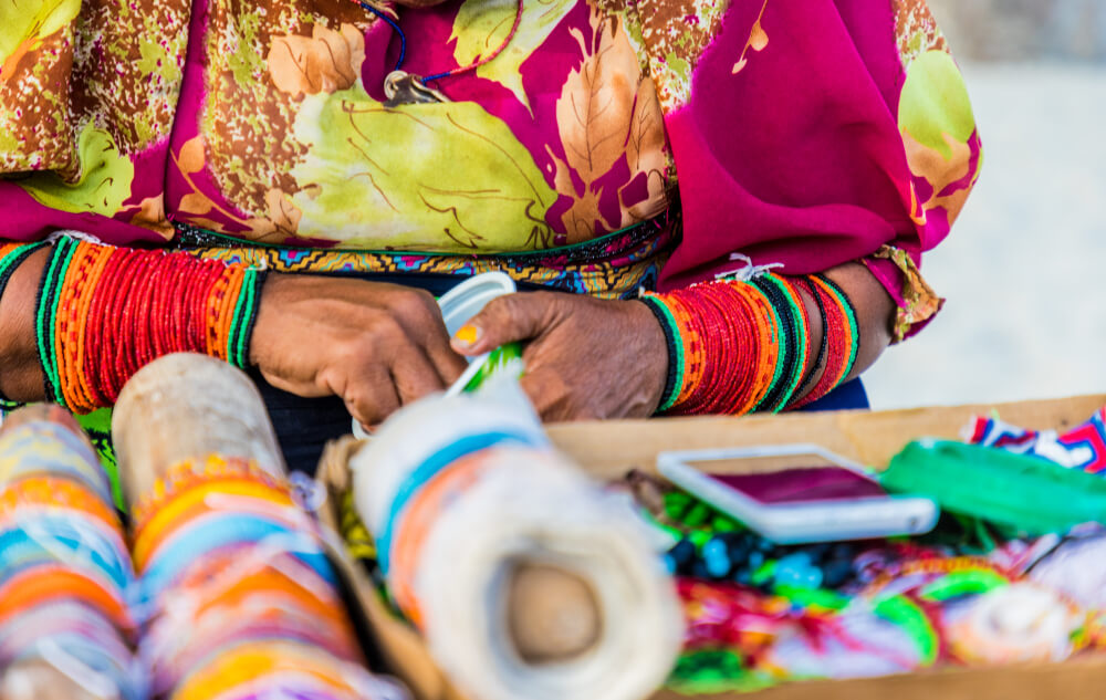 Mujer tejiendo molas