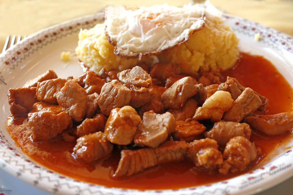 Plato de tocanita con tochitura típico de la gastronomía rumana