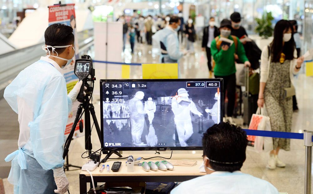 Escáner para detectar coronavirus en un aeropuerto
