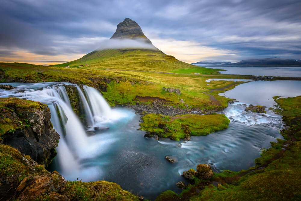 Cascada Kirkjufellsfoss en la península de Snaefellsnes