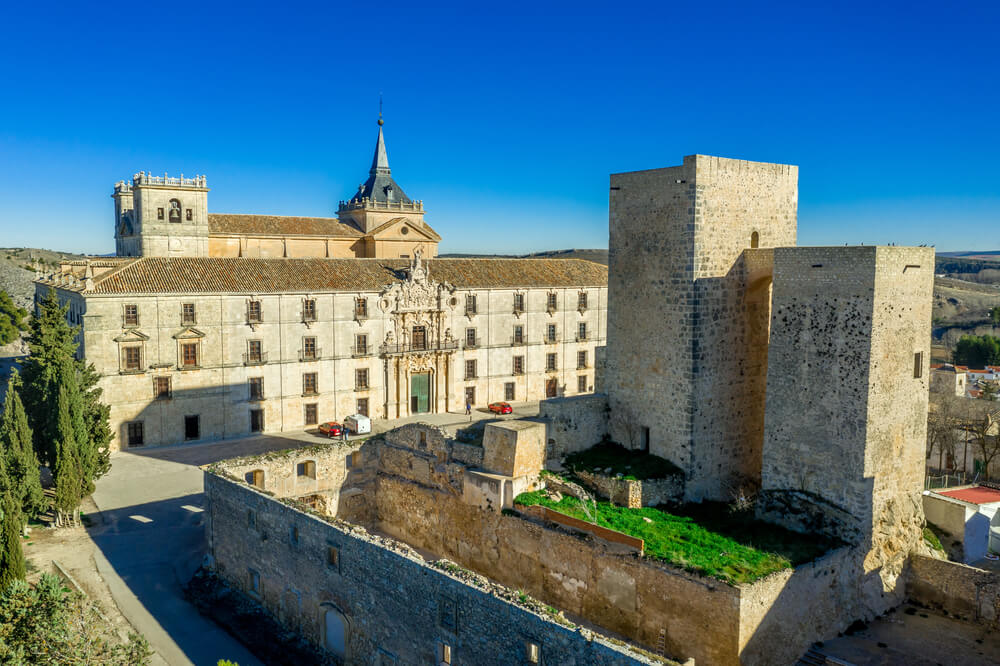 Vista del monasterio y la muralla