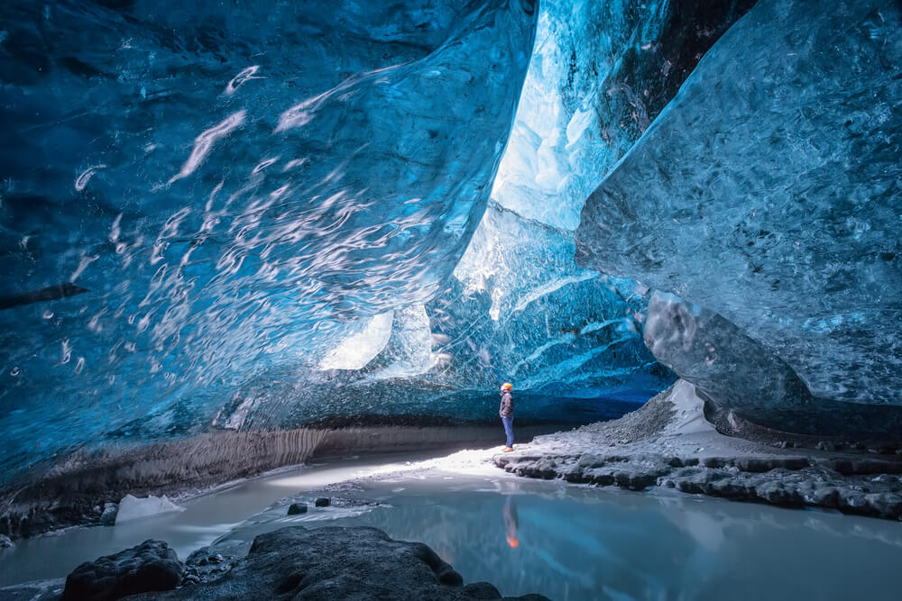 Interior de una de las cuevas de hielo en Islandia en Vatnajokull