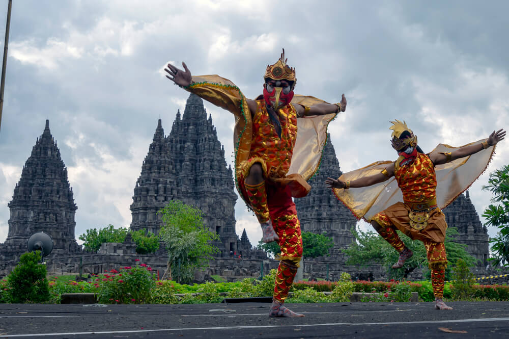 Bailarines en una danza tradicional