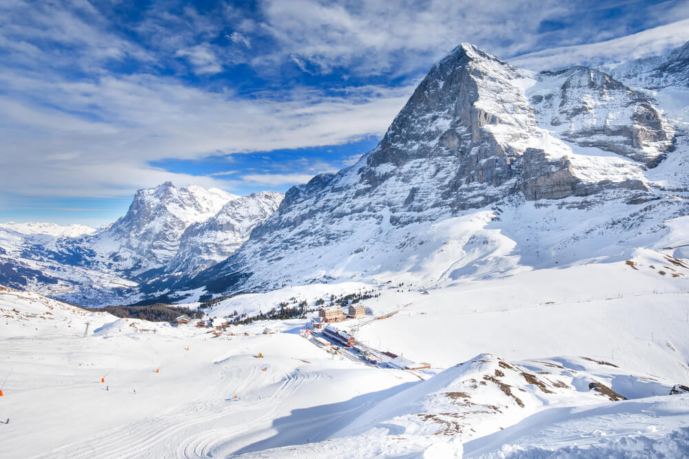 Pico Eiger y estación de esquí