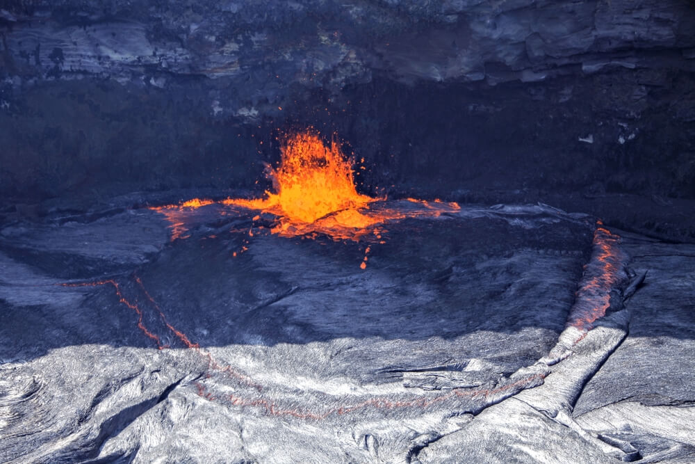 Erupción dentro del cráter
