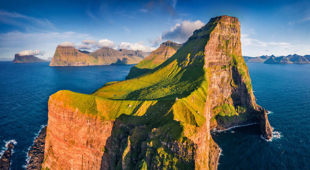 Faro en isla Kalsoy