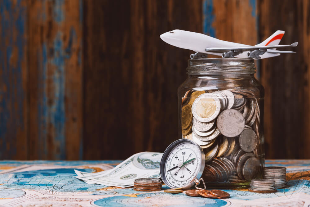 Hucha con un avión encima