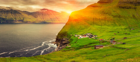 Vista de Trollanes en la isla Kalsoy