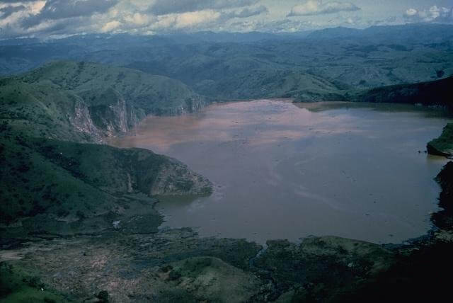 Lago cubierto de cenizas en 1986