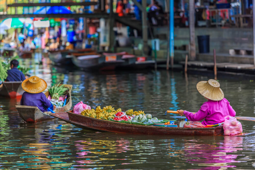 Vendedores en uno de los mercados flotantes de Tailandia