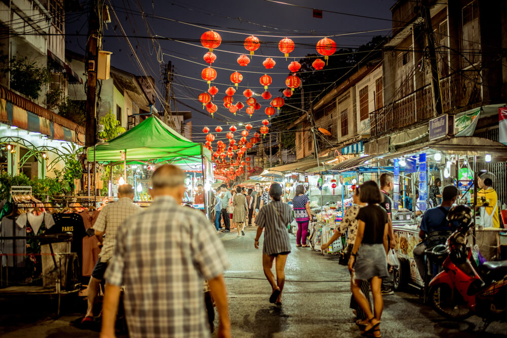 Mercado nocturno en Surat Tani
