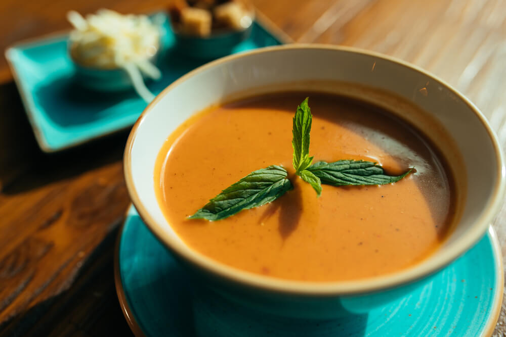 Plato de mercimek corbası