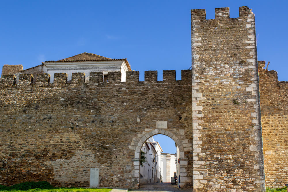 Acceso por la muralla de Estremoz