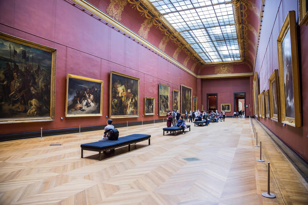 Interior del museo del Louvre