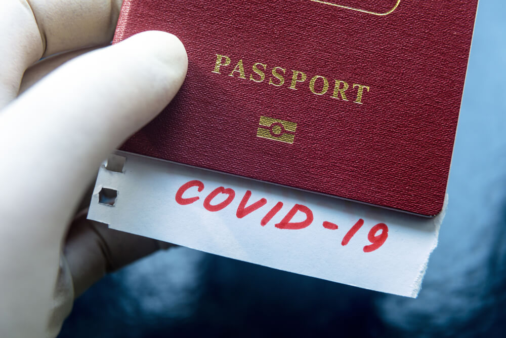 Pasaporte con una nota de COVID-19