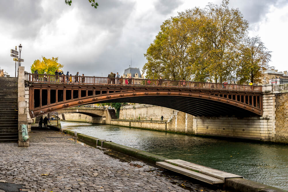 Pont Au Double, escenario de Charada, una de las películas para descubrir París a través del cine