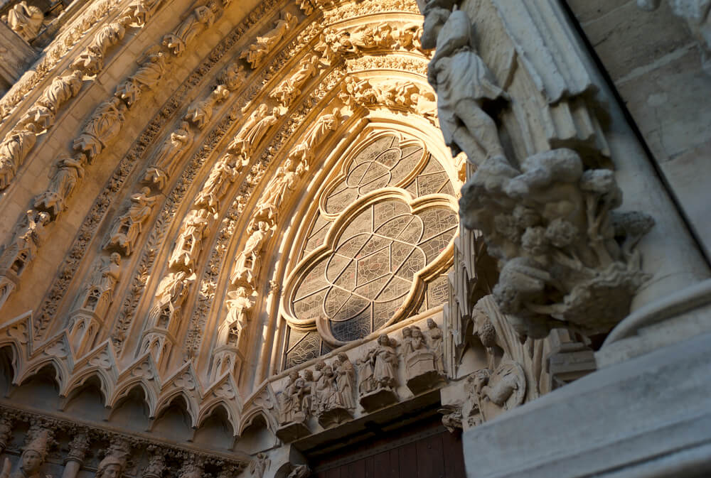 Vista de uno de los pórticos