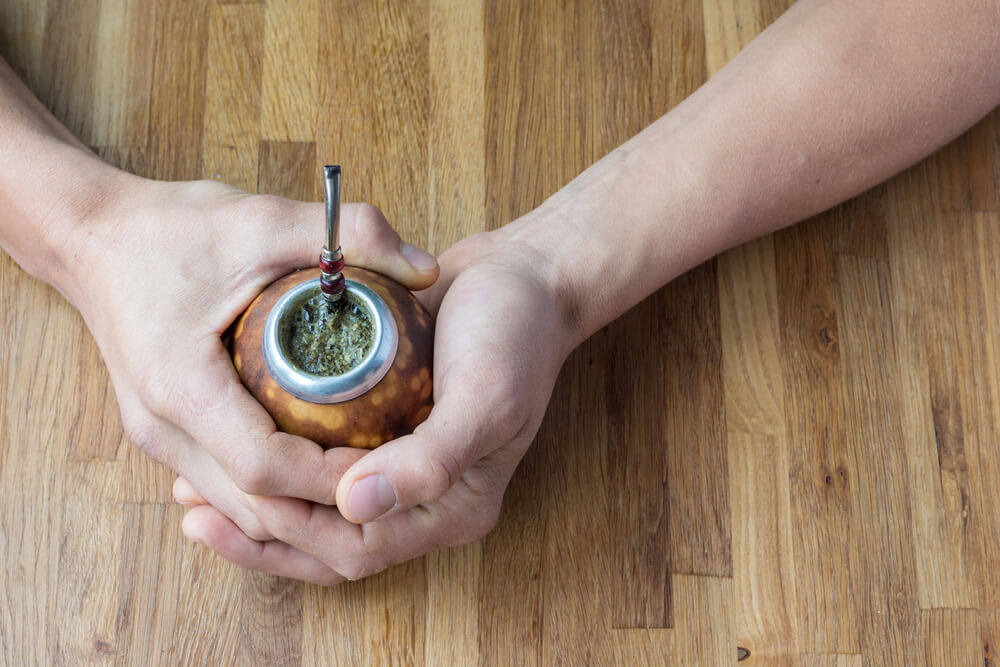 Hombre con una infusión