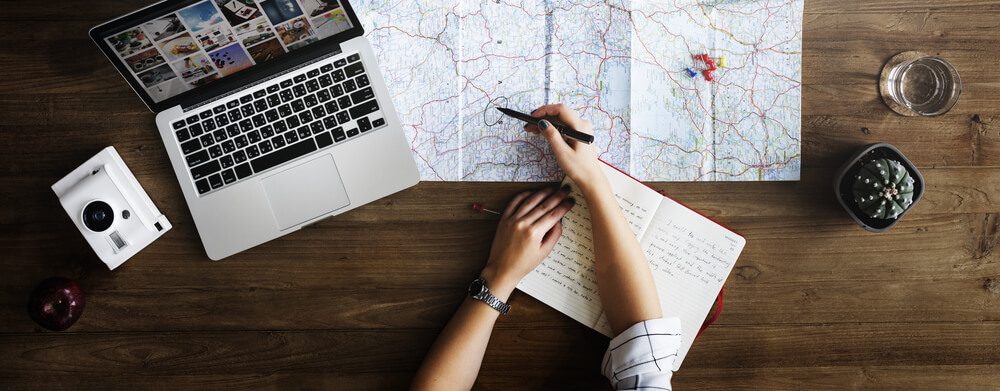Viajero organizando una ruta
