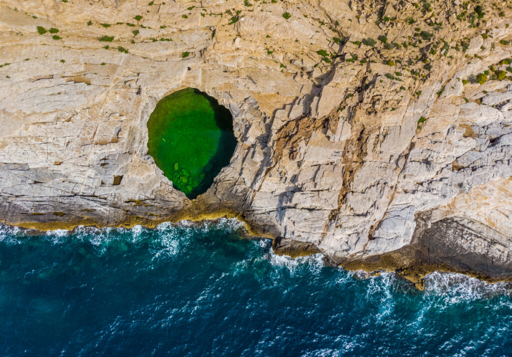 Postal de la Laguna Giola desde arriba