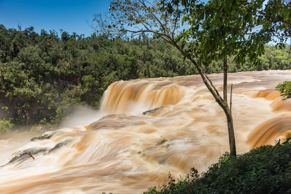 Vista de la parte superior de la catarata