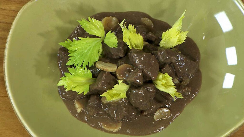 El civet de jabalí es un plato que incluye carne de caza.